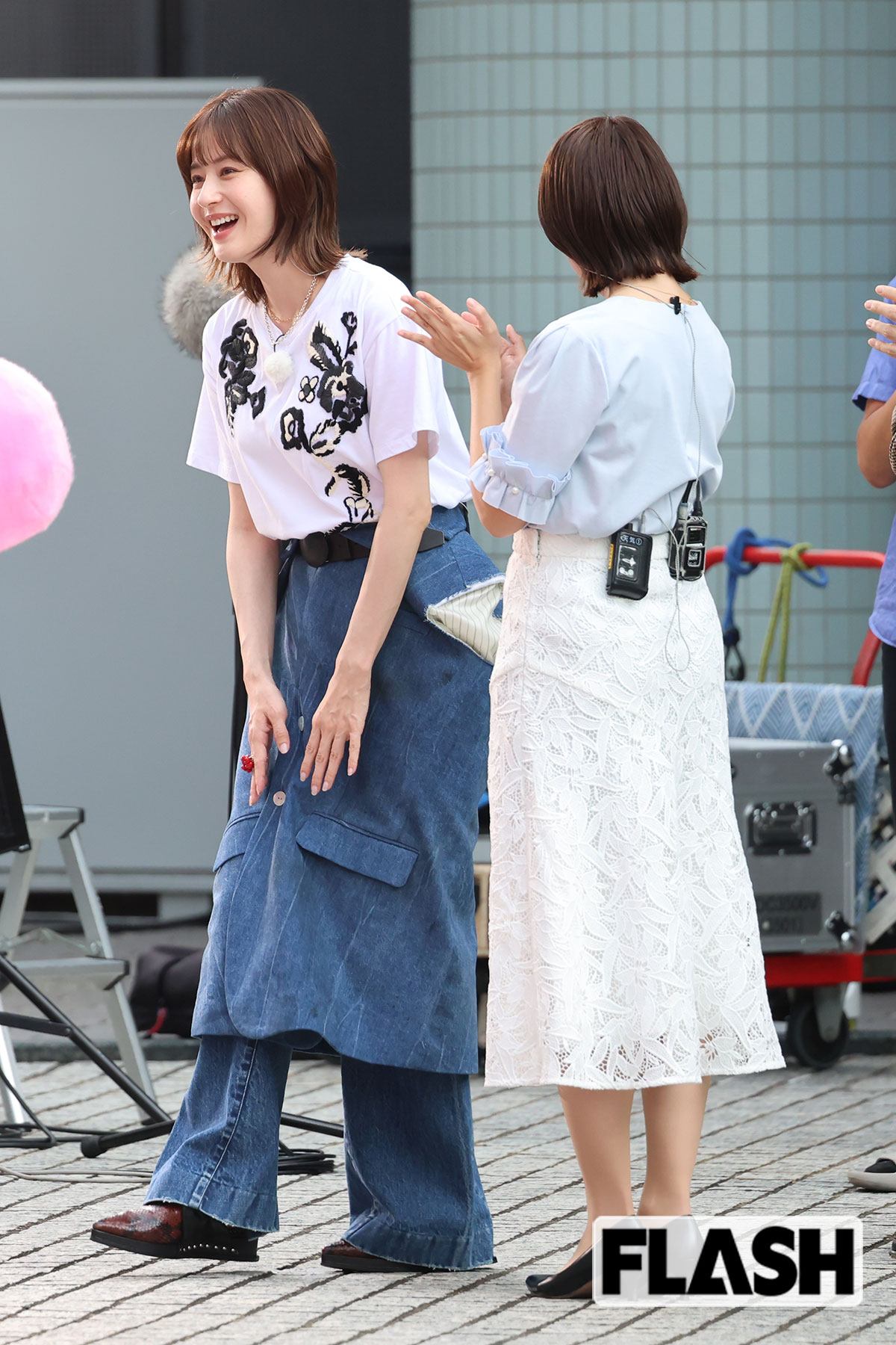 デニムを腰から下げるスタイルで登場した松本若菜