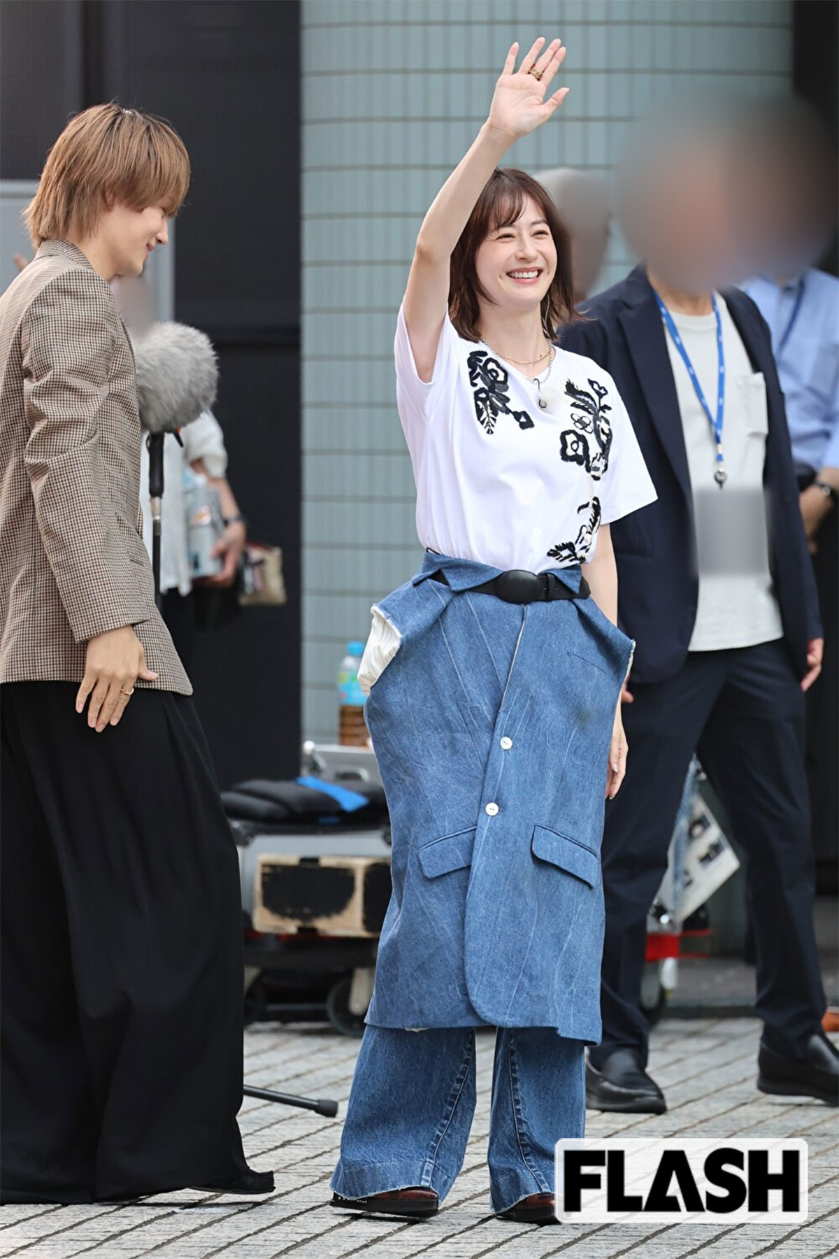ファンの声援に笑顔で答える松本若菜