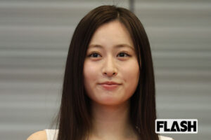 活動終了騒動から5年、元AKB メンバーがミスコンファイナリストに選出！純白ワンピで再起へ