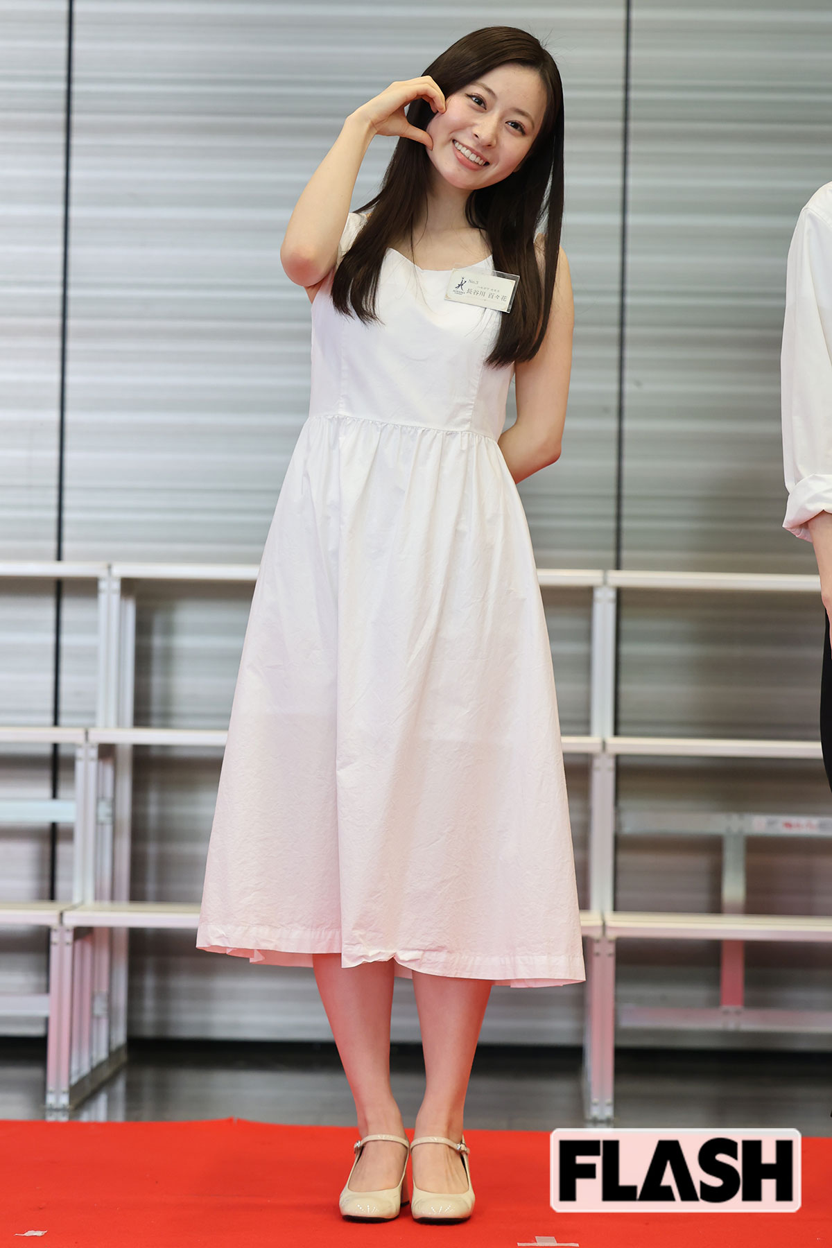 片手ハートポーズをする元AKB48の長谷川百々花