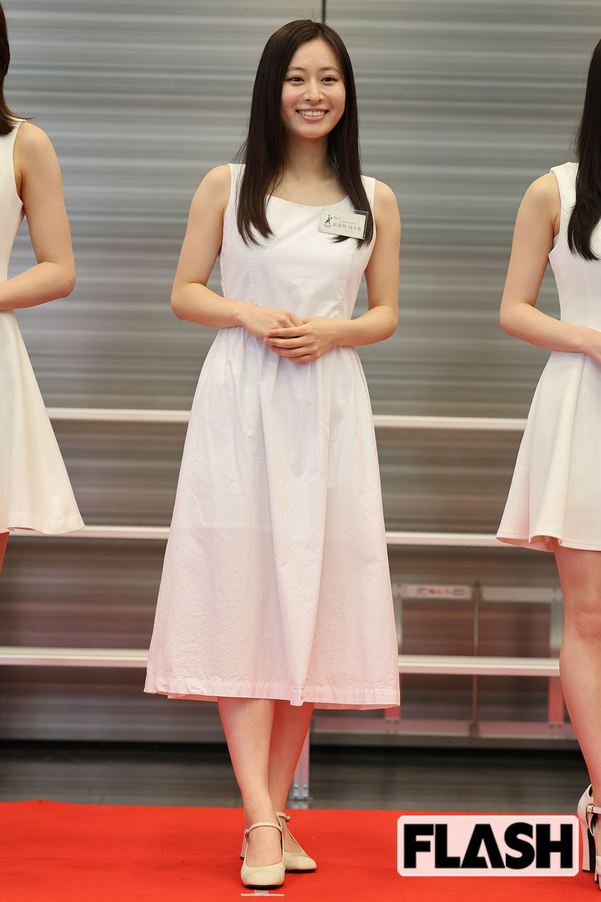 美しい立ち姿の元AKB48の長谷川百々花