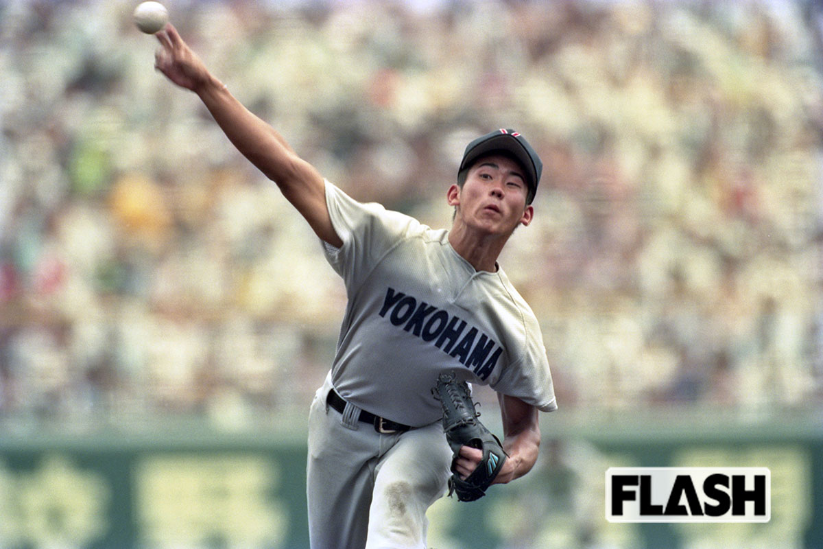 【投手編・1位】松坂大輔（横浜・1998年／写真・伊ヶ崎光雄）「PL戦での17回250球の力投や決勝のノーヒットノーランに感動」（66歳・教員）、「松坂の前に松坂なしと言われるすごさ。まさに圧倒的」（43歳・会社員）