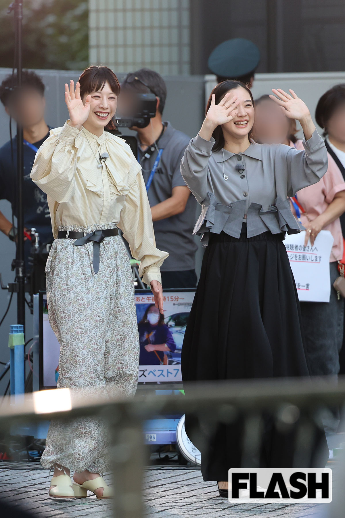 18年ぶりの連ドラ主演を受けて、気合が入っているという蒼井優。夏帆と一緒にファンサをしている