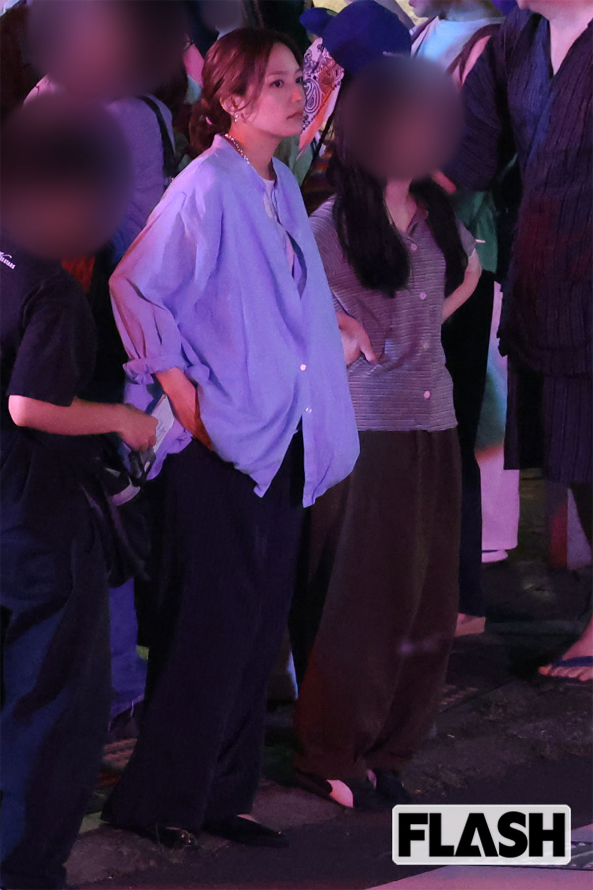 ブルーのシャツを着こなす川口春奈