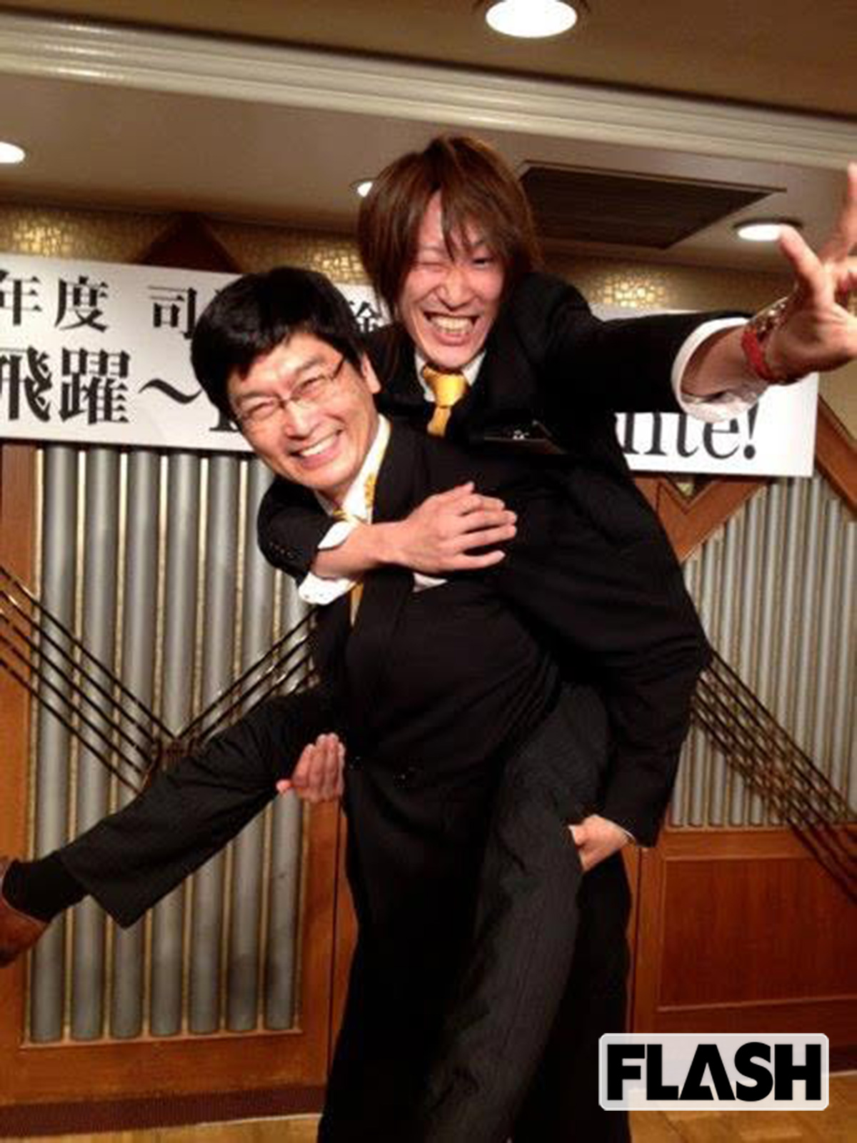 司法試験の合格の喜びを恩師である伊藤塾塾長・伊藤真氏にぶつけた。約1年間の司法修習を経て、事務所を設立（2012年、写真・本人提供）