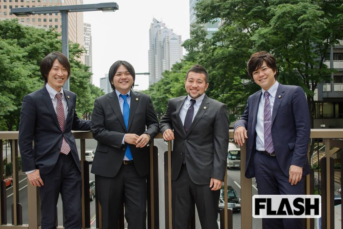 若林翔弁護士（左端）は2013年、現在も代表を務めるグラディアトル（「剣闘士」の意）法律事務所を先輩3人と立ち上げた（写真・本人提供）