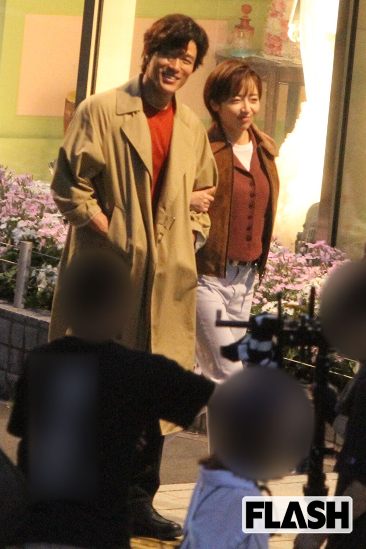 ヒロイン役の森田望智とデートのロケをする鈴木亮平