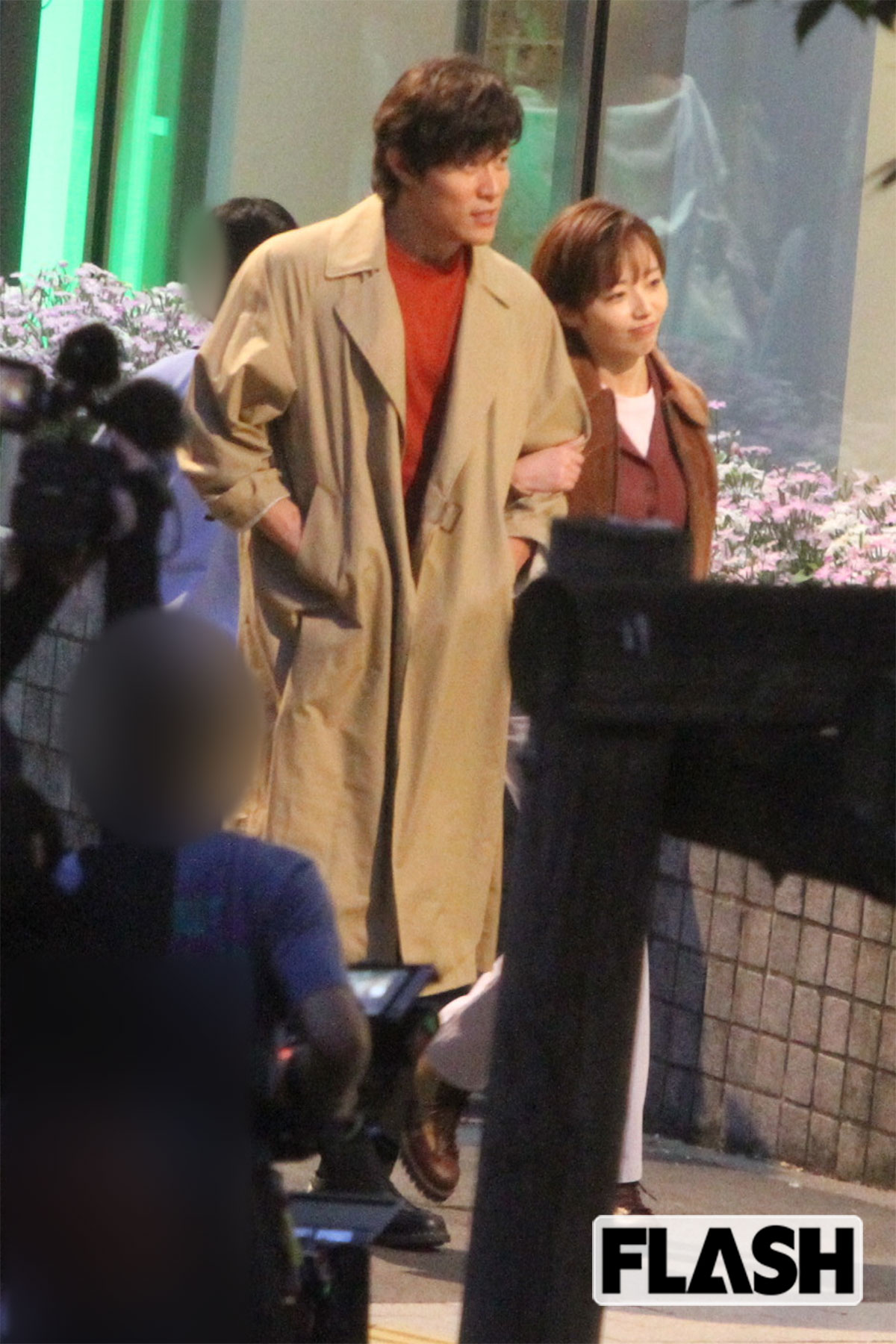 酷暑の中、上着を羽織ってデートのシーンを撮影する森田望智と鈴木亮平