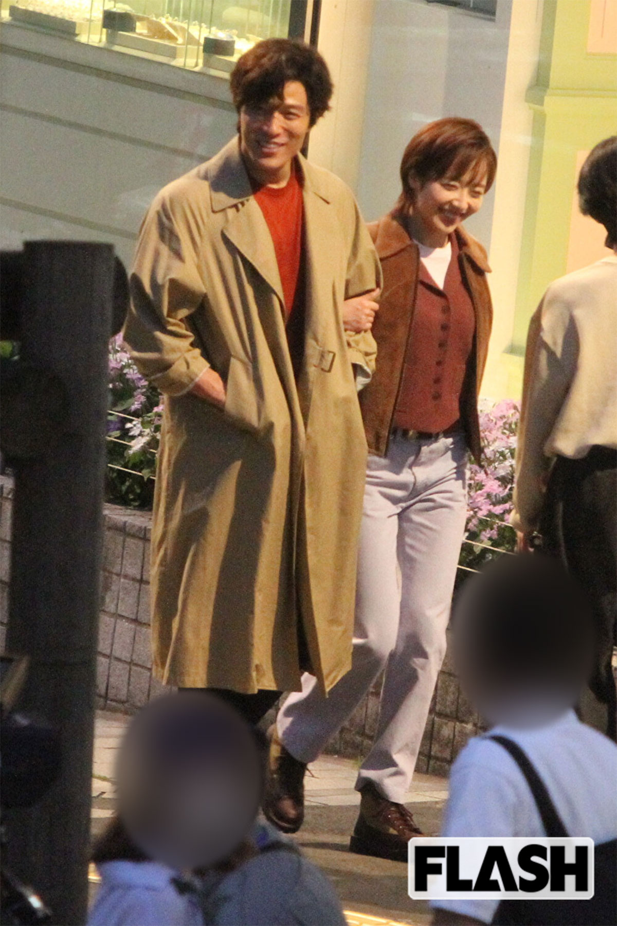 笑顔で新宿の路上を歩く森田望智と鈴木亮平