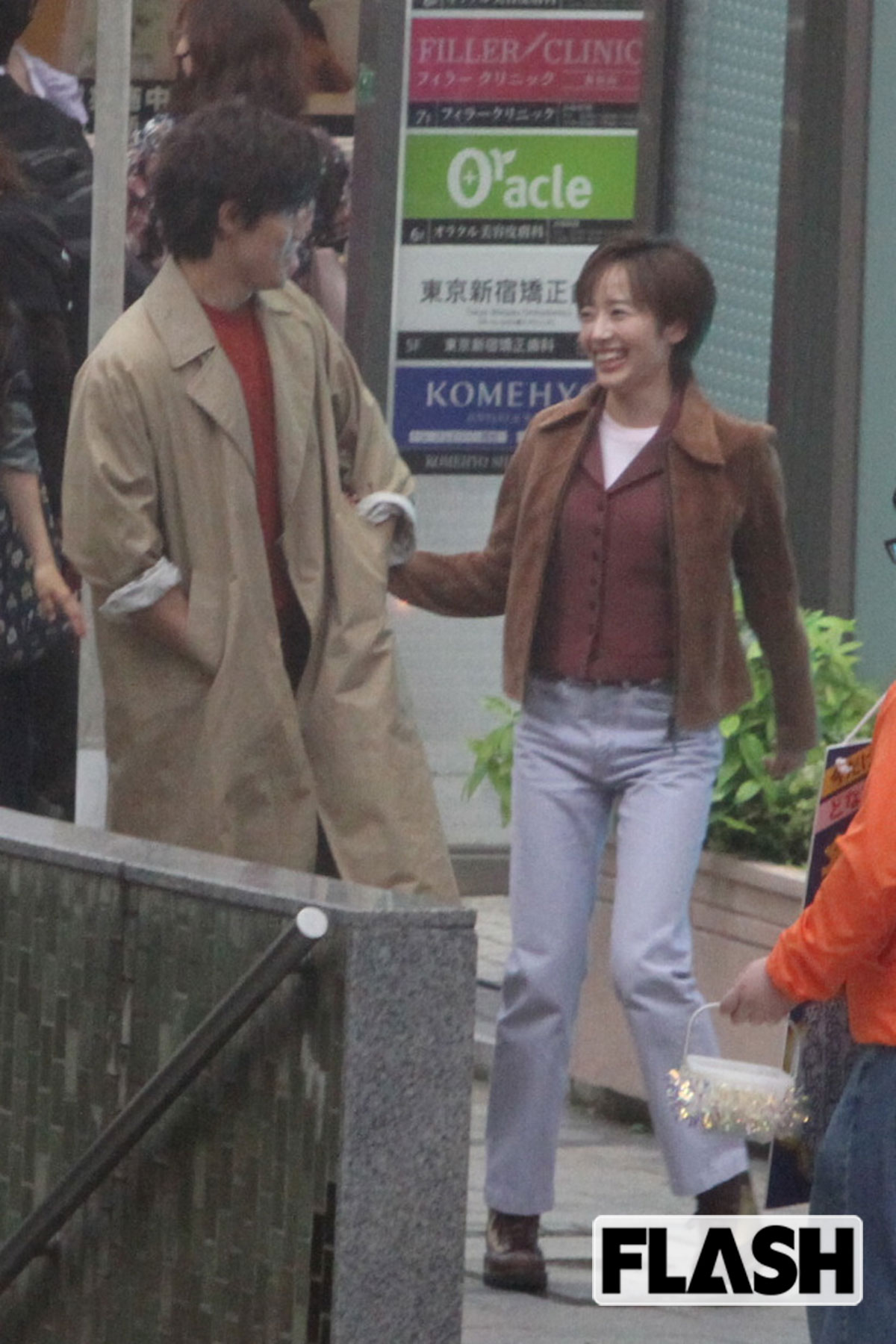 イチャイチャする森田望智と鈴木亮平