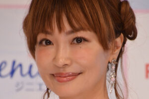 平子理沙“へそ出し”ミニスカ姿の若さにファン驚き…過去には整形疑惑をきっぱり否定、貫く“自然体”スタイル