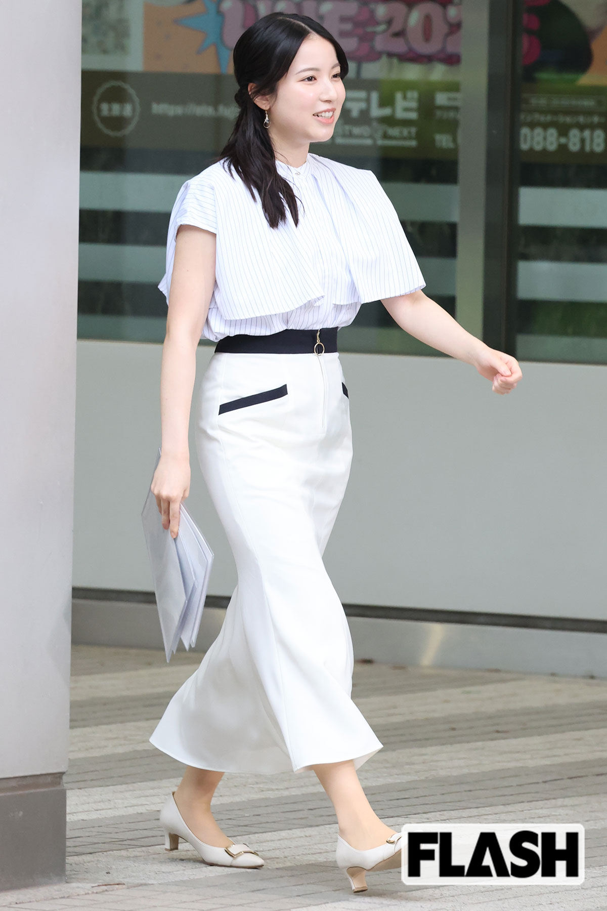笑顔で歩く川辺真美子アナ