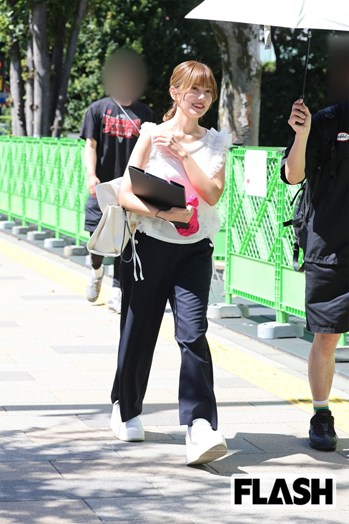 相合傘で日差しを避けるテレ朝・宮本夢羅アナ
