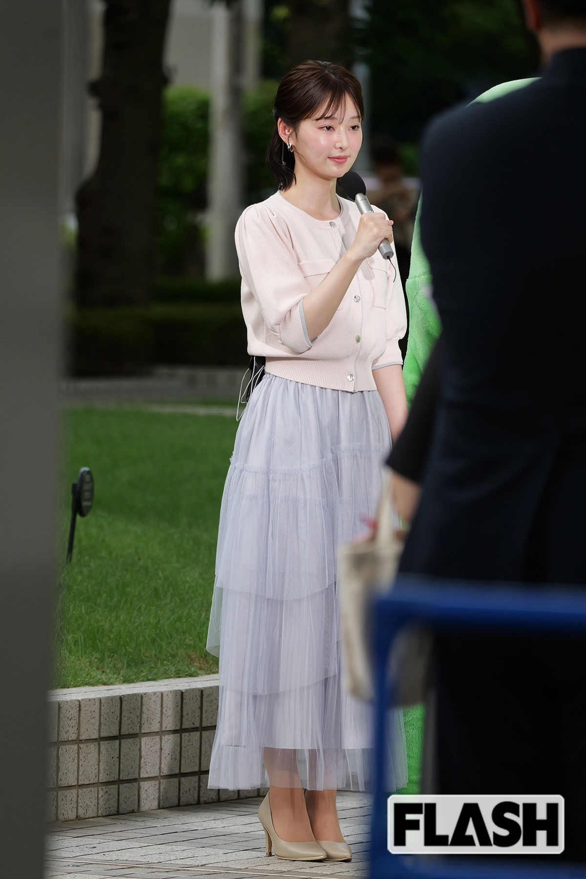 マイクを握り、真剣な様子で中継をする永田莉紗アナ