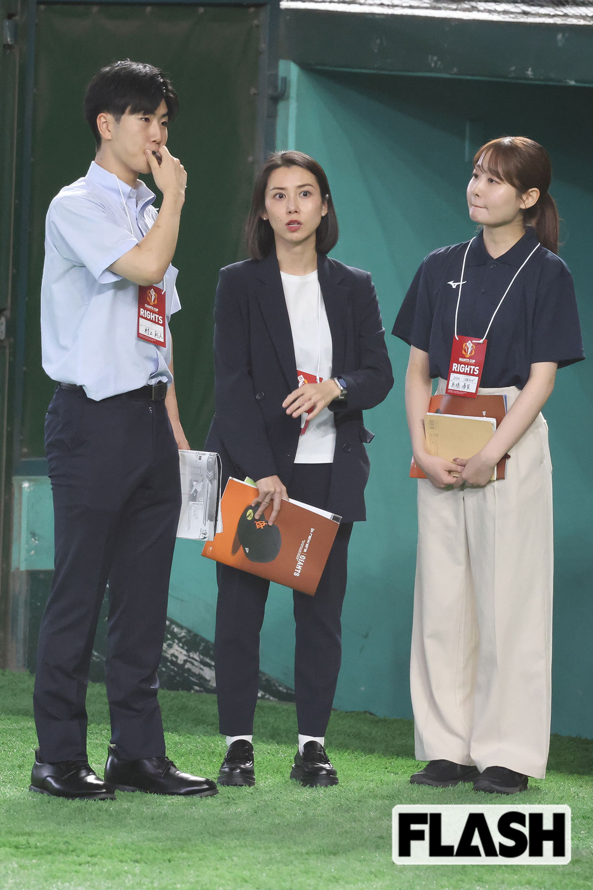 新人の村上彩人アナ（左）と高橋優菜アナ（右）に囲まれる杉野真実アナ