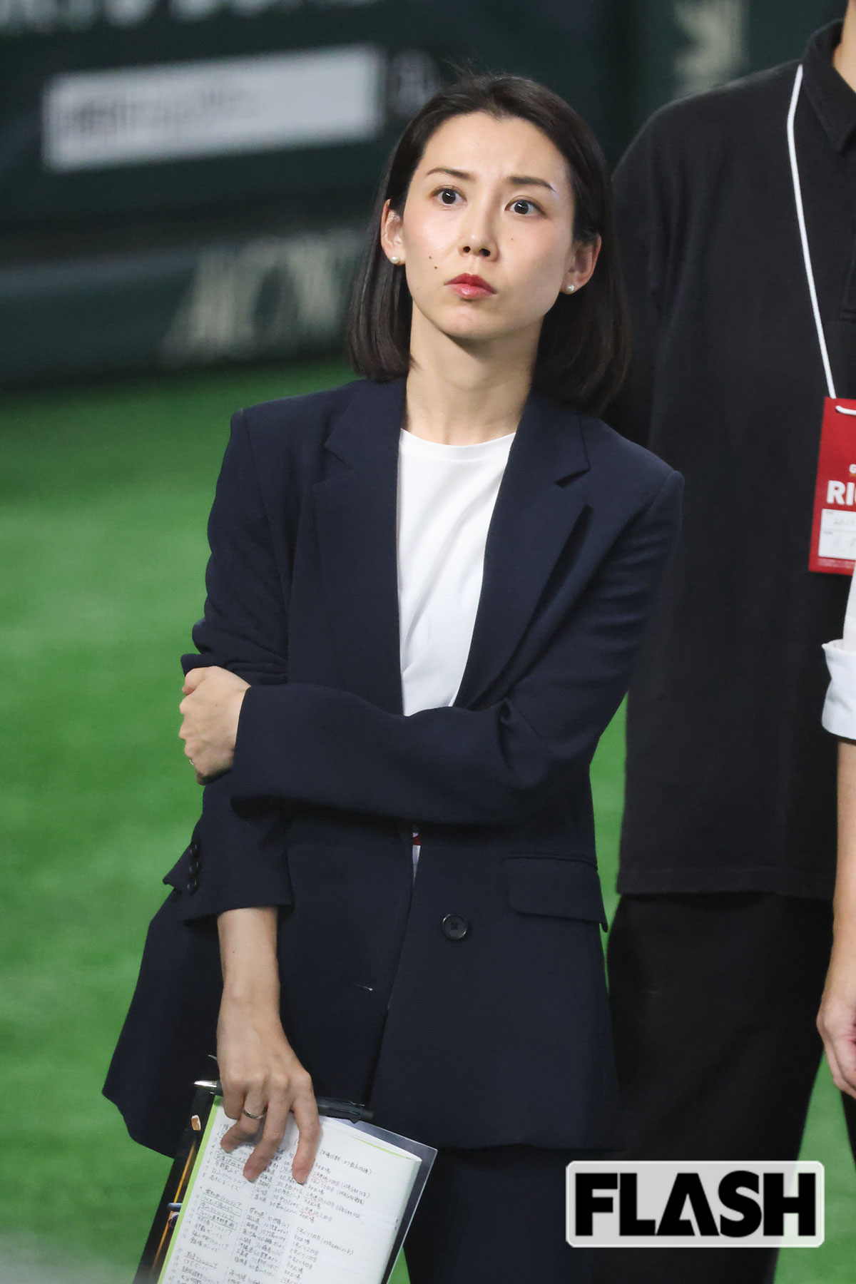 先輩らしいスーツ姿の杉野真実アナ