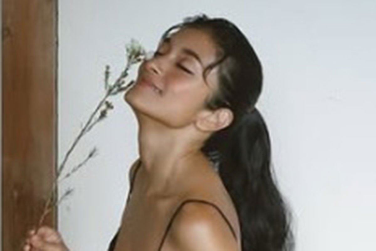 黒のワンピースを着て花を生けたローラ。激しい露出が物議を呼んでいる（画像・Instagram「rolaofficial」より）
