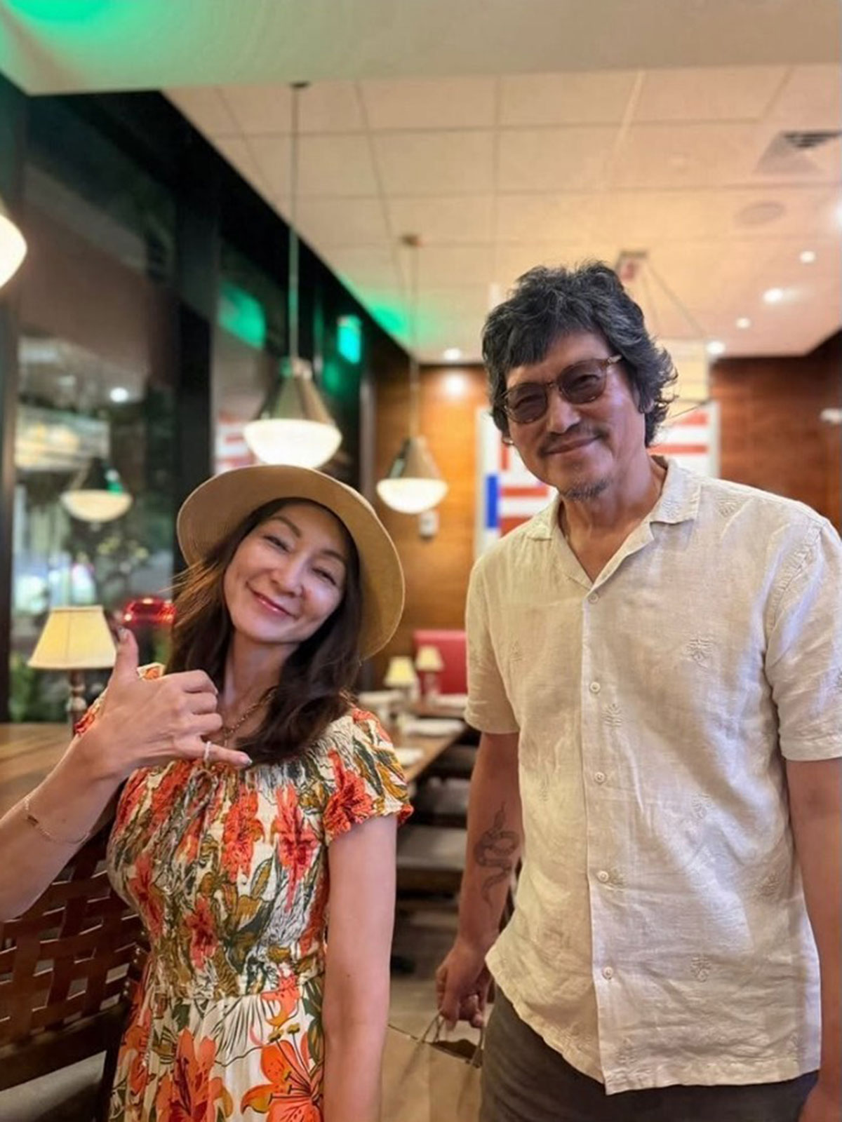蛇の図柄が施された近影を公開した豊川悦司（写真・Instagram「etsushitoyokawa」より）