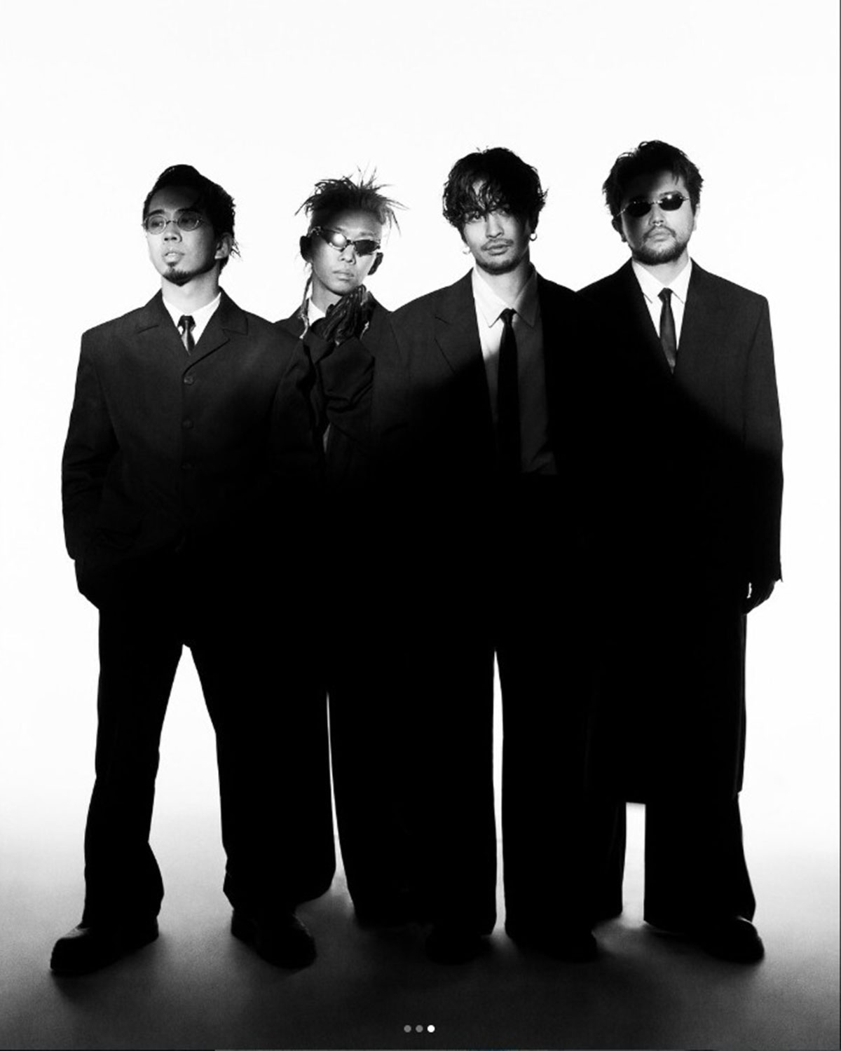 Number_iが公開したビジュアルとの類似が指摘されているKing Gnuのシングル『AIZO』のビジュアル（画像・『井口理/Satoru Iguchi』のInstagram「191satoru」より）