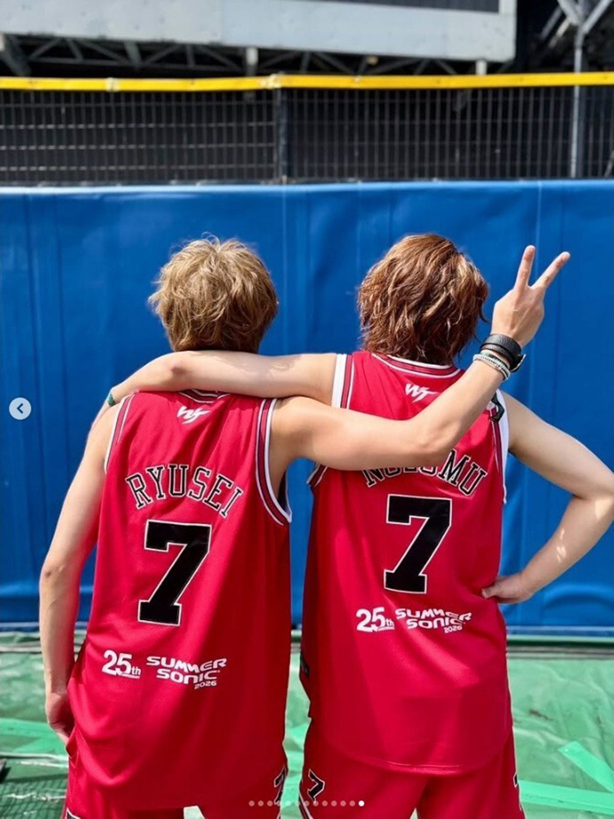 音楽フェス『SUMMER SONIC 2026』東京公演への出演を報告した小瀧望（右）と藤井流星。WEST.全体ではなくツーショットのみを公開している（画像・『Nozomu Kotaki / 小瀧望』のInstagram「nozomukotaki_730」より）