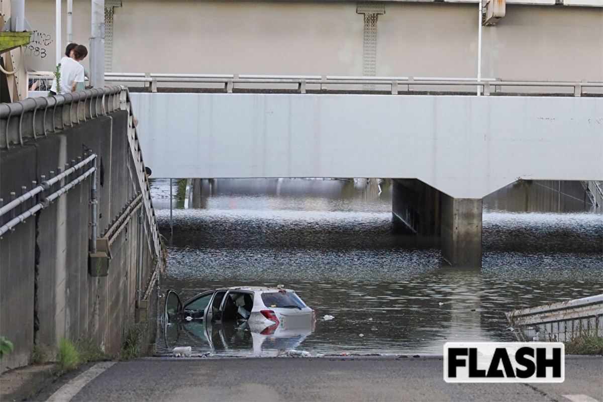 豪雨の影響でまるで湖の上に出来たかのような状態になってしまった千葉県の「セブン-イレブン 大網白里金谷郷店」（写真・梅基展央）