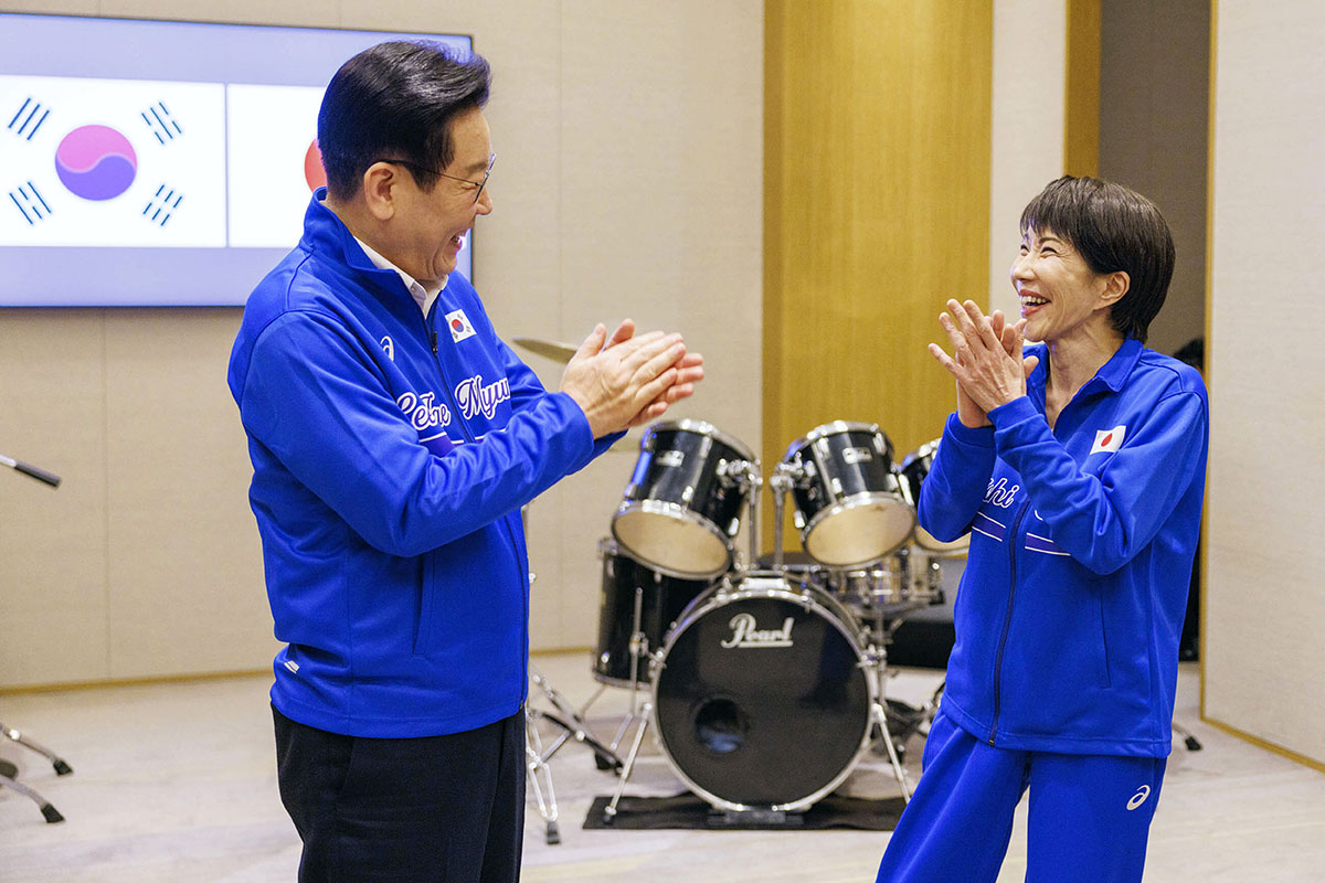2026年1月、来日した韓国の李在明大統領とドラムセッションする高市早苗首相（写真提供・内閣広報室/AP/アフロ）