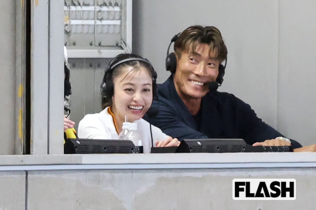 楽しそうに試合を見つめている橋本環奈