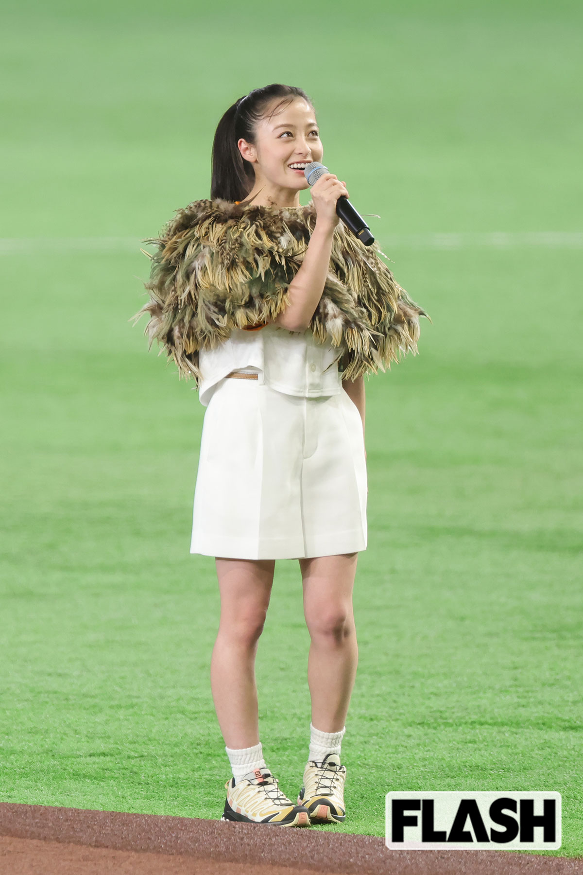 マウンドに上がる橋本環奈