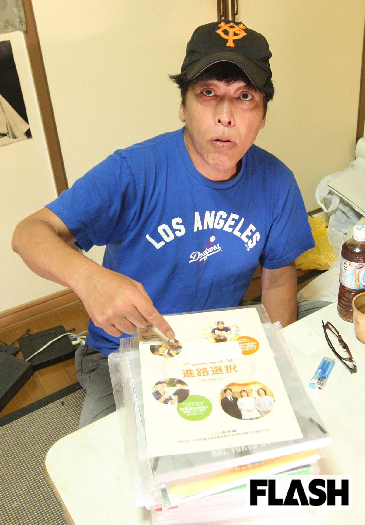 悪質ないたずらで小堀の自宅に届き続けている専門学校のパンフレット。表紙には「進路選択」の文字が（写真・保坂駱駝）