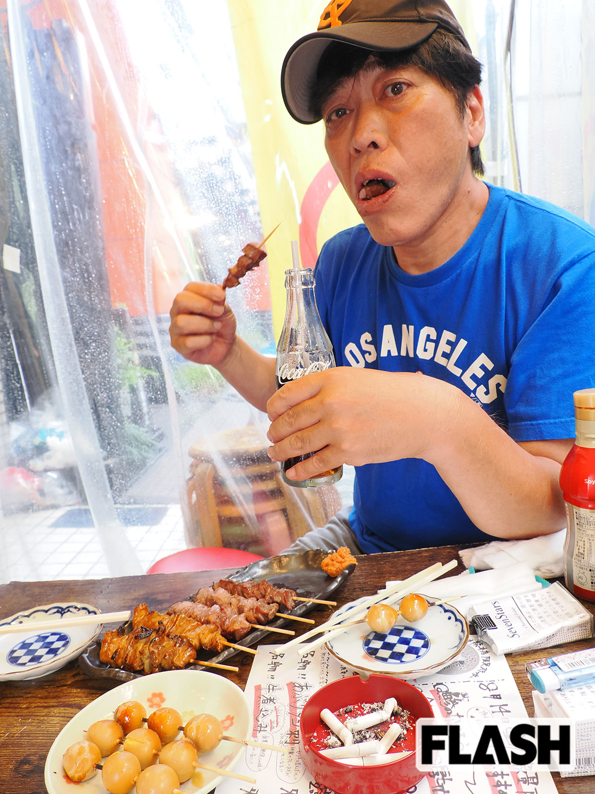 アルコールが飲めないため、“ギャラ飲み”で訪れた店ではコーラを飲むという小堀。夜だけではなく、朝や昼の“ギャラ飲み”も募集中だという（写真・保坂駱駝）