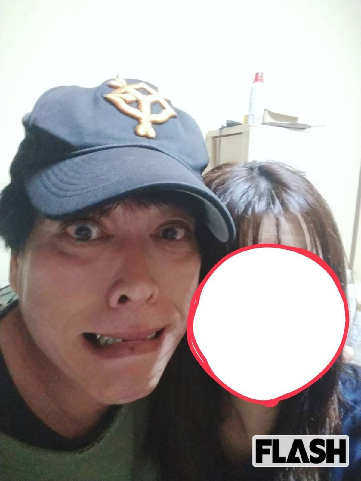 『ザ・ノンフィクション』（フジテレビ系）で世間を驚かせた“29歳下”彼女と小堀の2ショット（写真・本人提供）