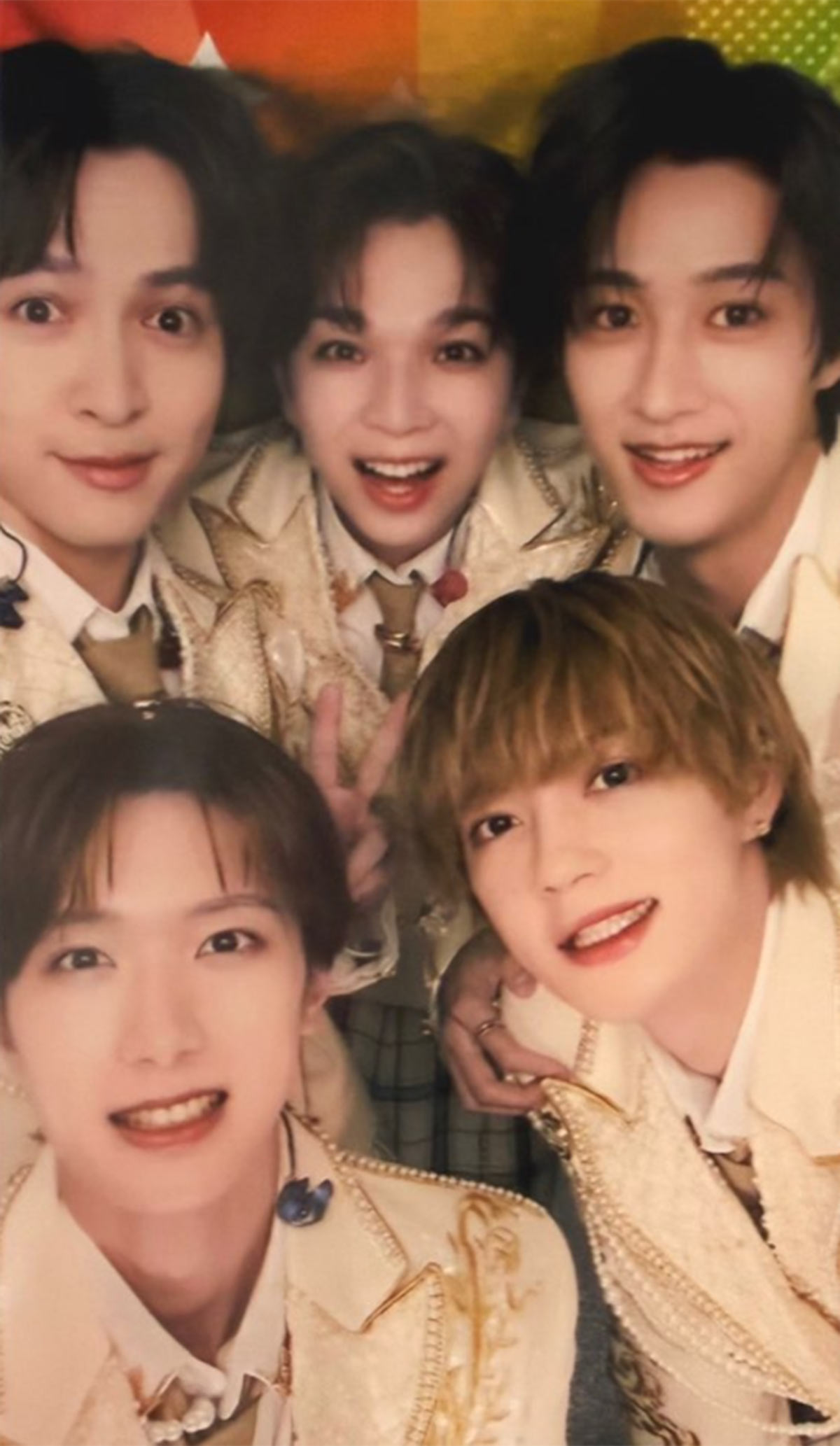 「best friends」と一言を添え、佐野はメンバー集合写真を投稿した（佐野勇斗のInstagramより）