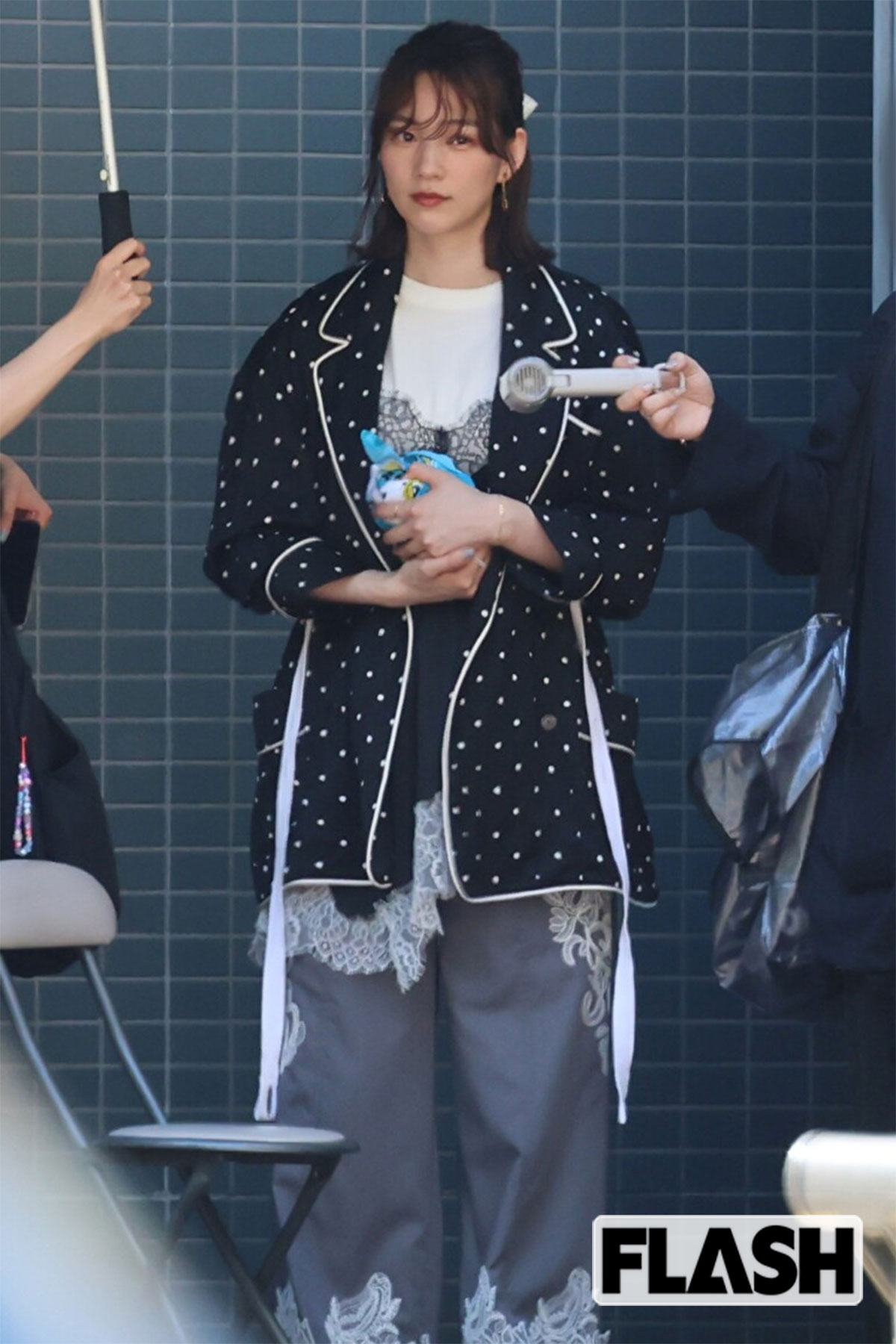 撮影まで日陰で待機するのん