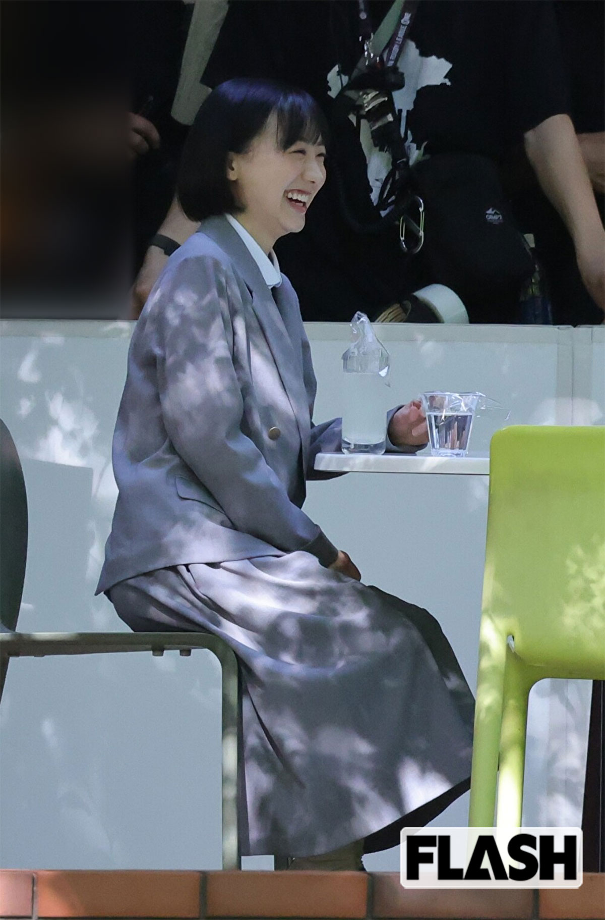 カフェの撮影シーンで弾ける笑顔を披露する芦田愛菜