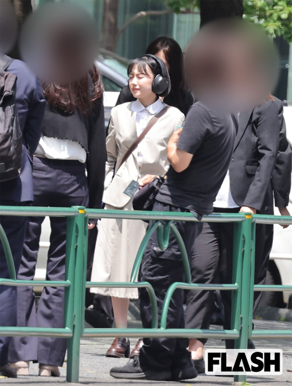 大きなヘッドフォンをつけた芦田愛菜。自閉スペクトラム症の弁護士役を演じている