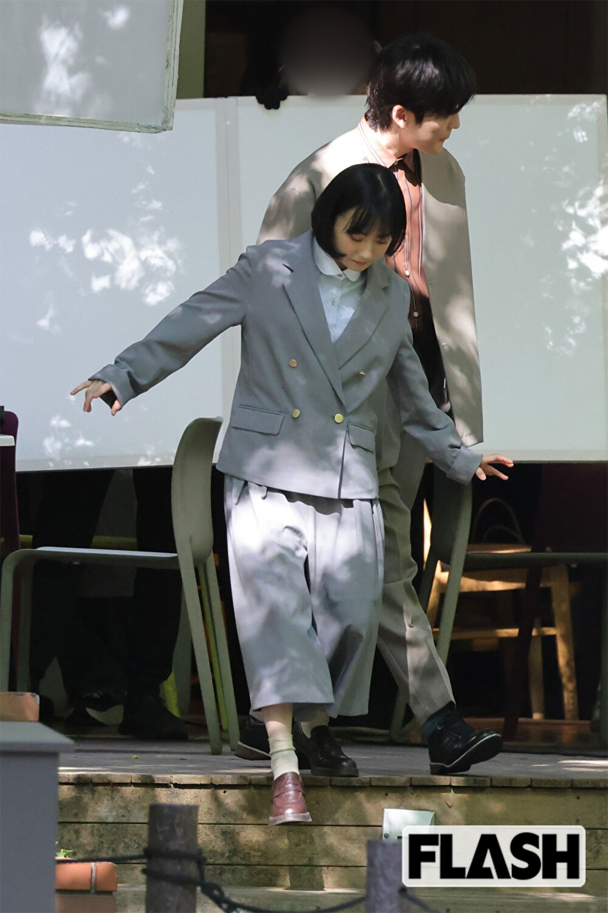 階段を降りる芦田愛菜