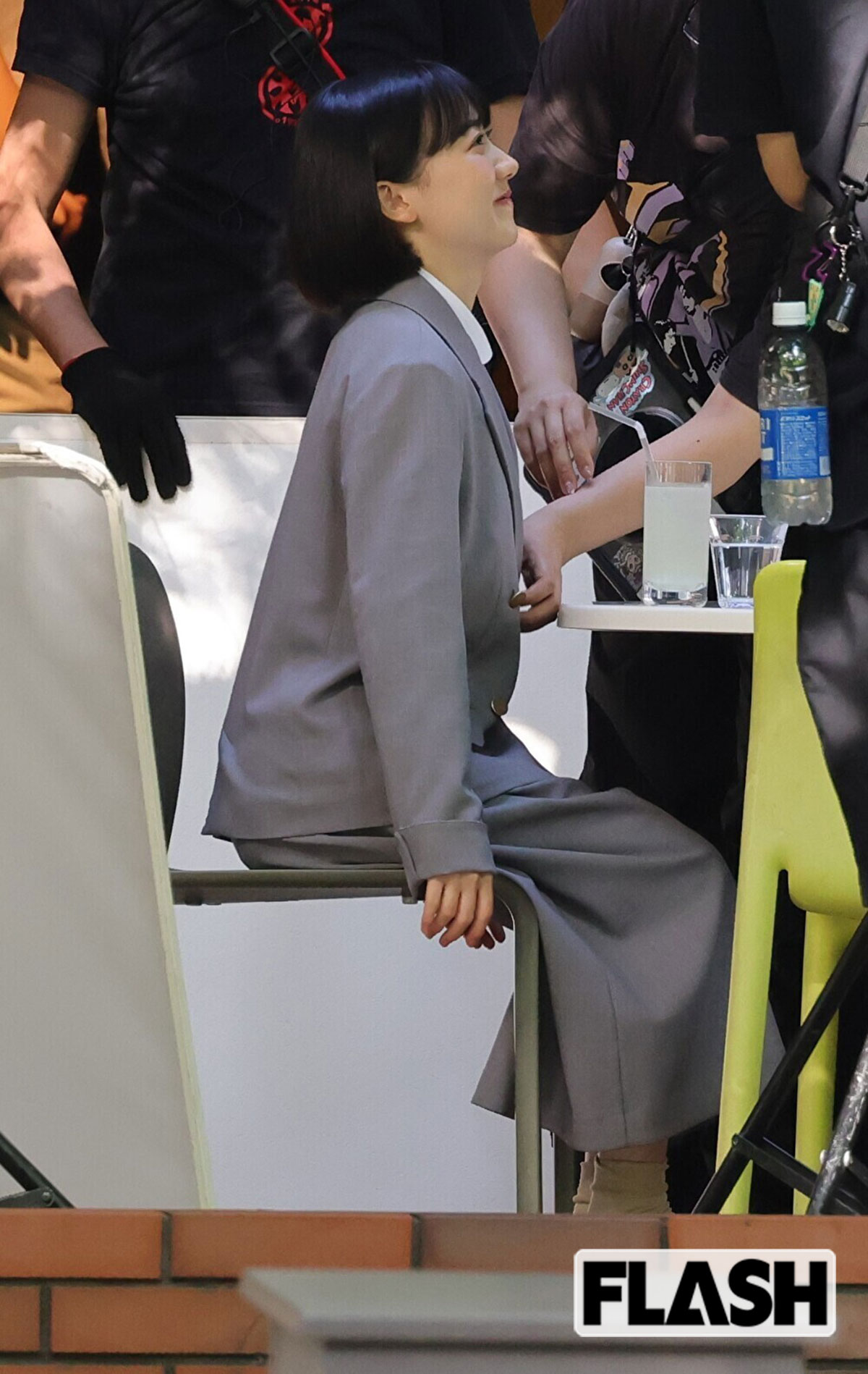 椅子に座って背筋を伸ばす芦田愛菜
