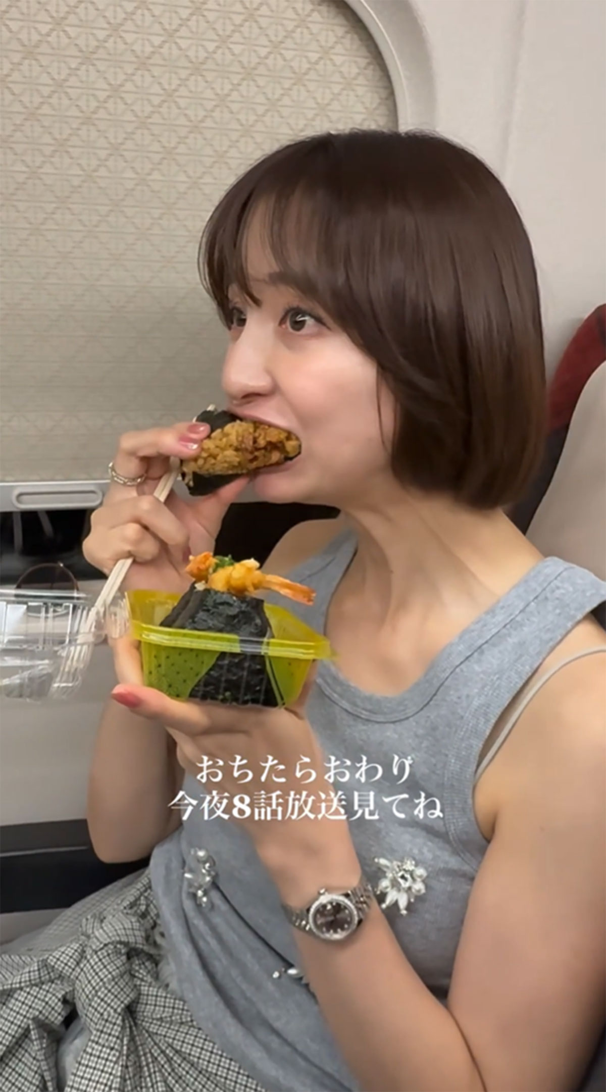 篠田麻里子のXより。個性的なタンクトップには「何ヶ所か撃たれてますよ」といった指摘が