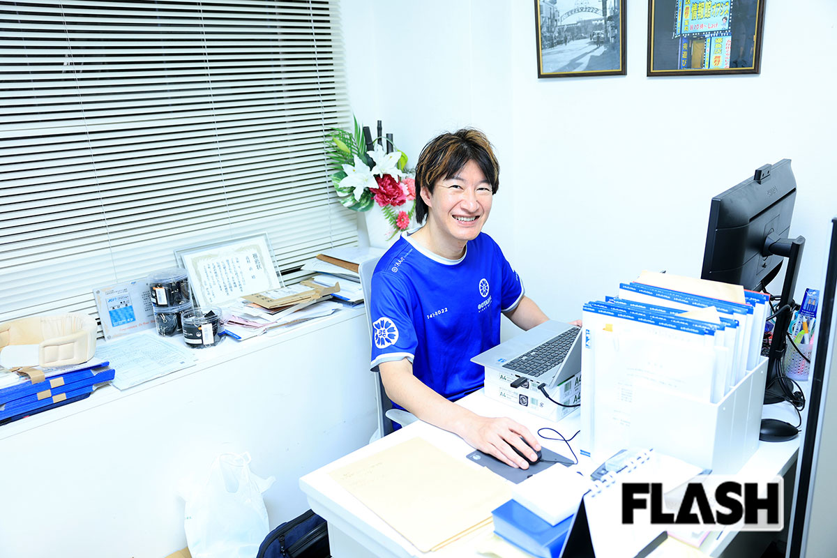 行政書士の高村直氏。現在は子供にも恵まれ幸せな結婚生活を送っているが、結婚は2度め。「初めて話しますが、前妻は結婚相談所で知り合った東大理三出身の医師でした」（写真・酒井よし彦）