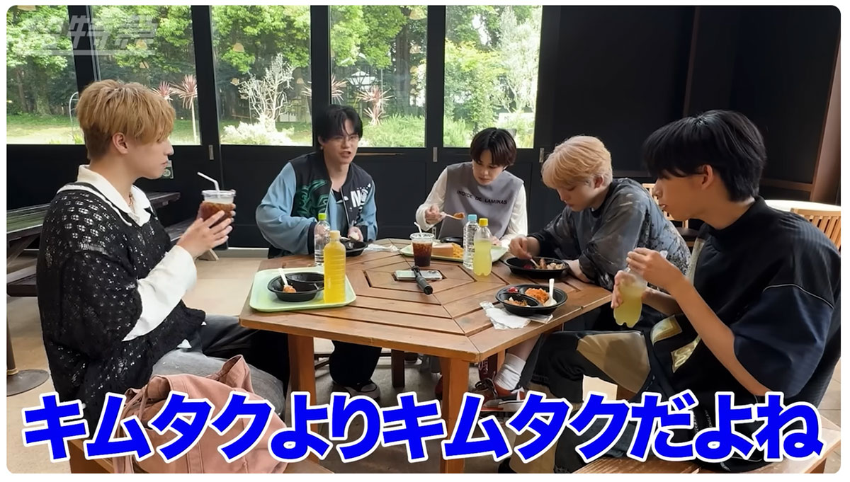 EBiDANのYouTubeチャンネルより。メンバーの小笠原海が同じくメンバーの志村秀哉について「キムタクよりキムタクだよね、何やってもシューヤ」と “木村拓哉イジり” するような発言に、一部から怒りが集まっている