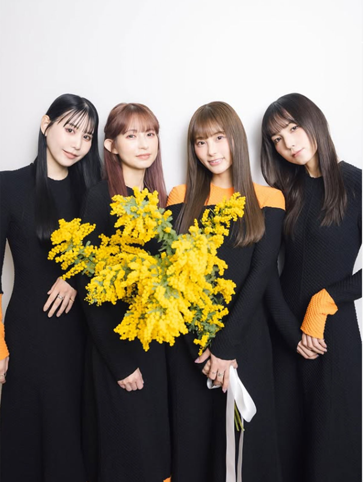 SCANDALのInstagramより。ボーカルのHARUNA（左から2人め）は現在38歳だ