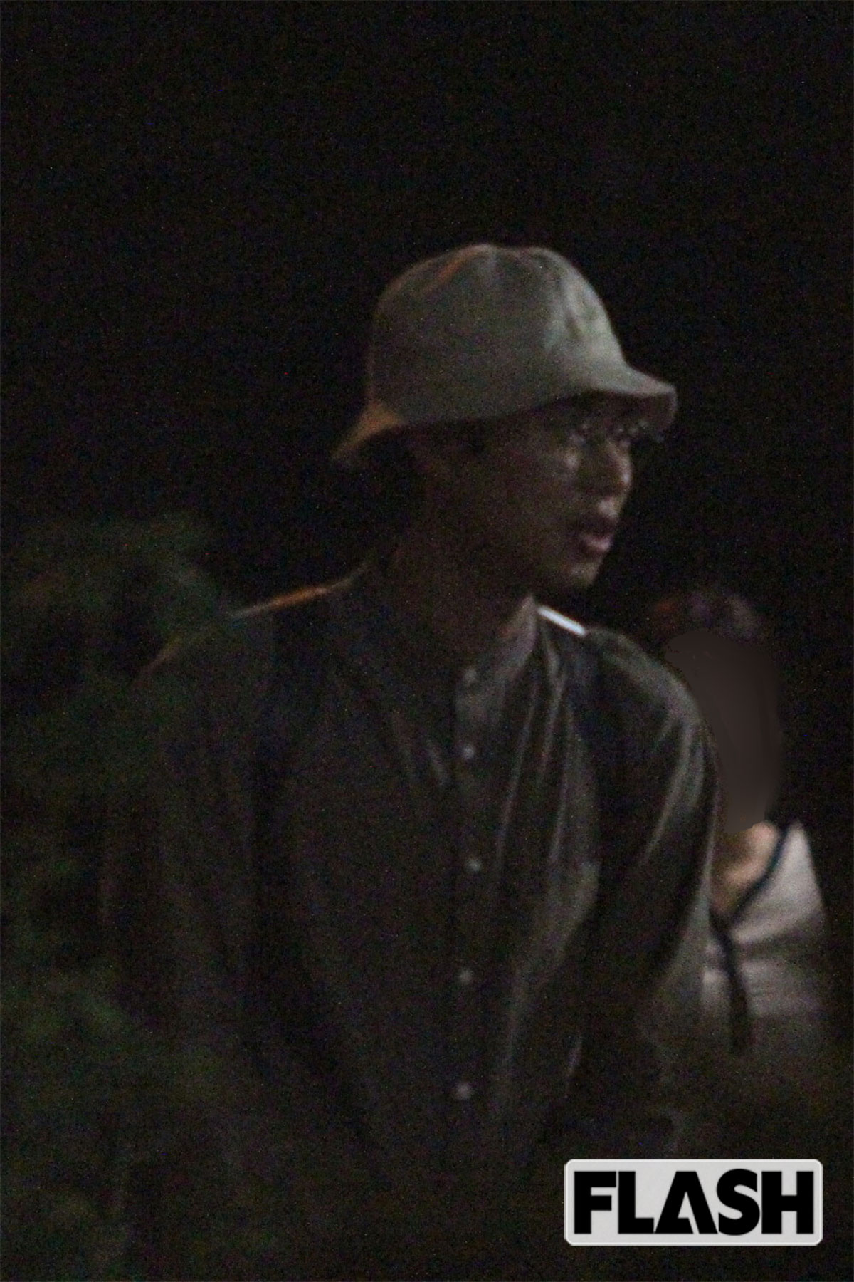 別の日に夜間にロケ撮影をする戸塚純貴