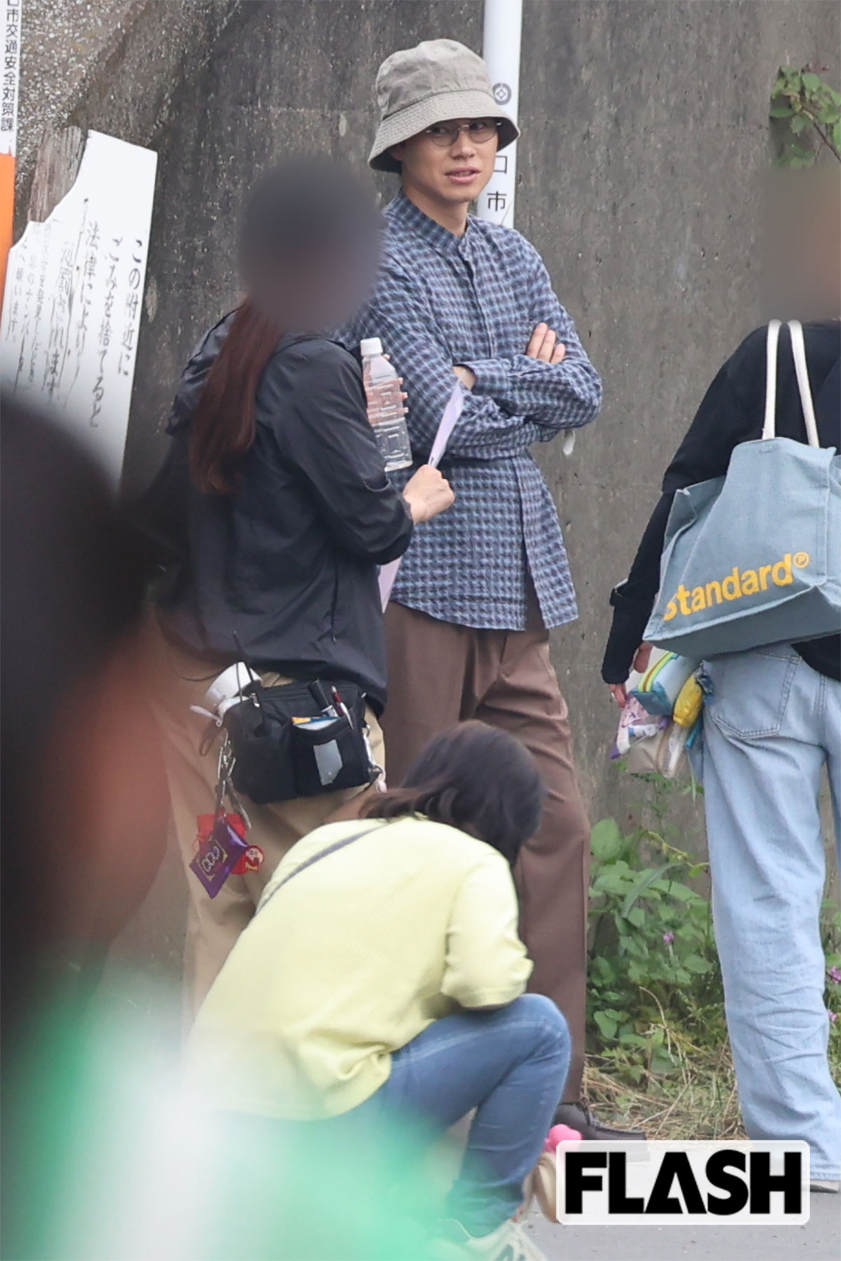 腕を組んでスタッフと雑談する戸塚純貴