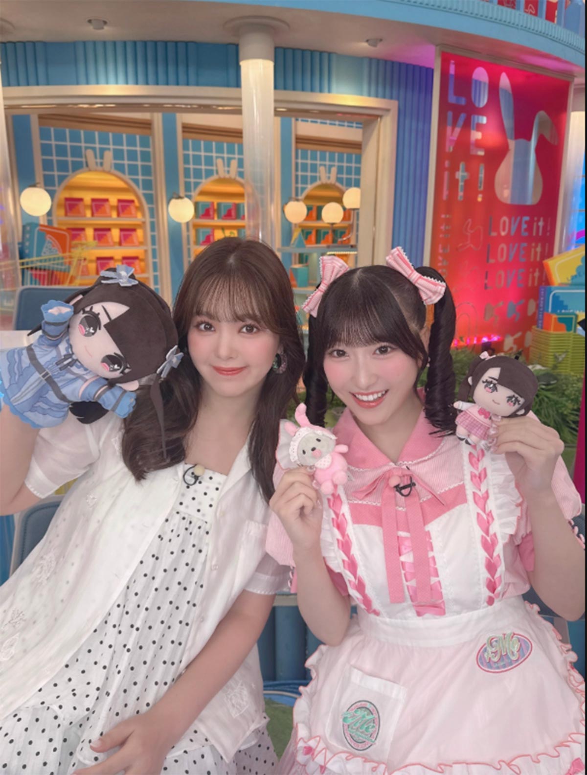 8月25日放送の『ラヴィット!』（TBS系）に「≠ME（ノットイコールミー）」の櫻井もも（右）とともに出演した藤田ニコル（画像・『櫻井 もも』のX「＠_sakurai_momo_」より）