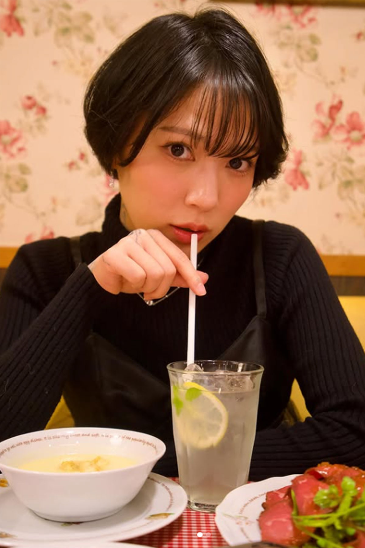 元人気アイドルの“全身タトゥー”激変に「インパクト強すぎる」視聴者衝撃…アイドル時代には“人体改造”に興味