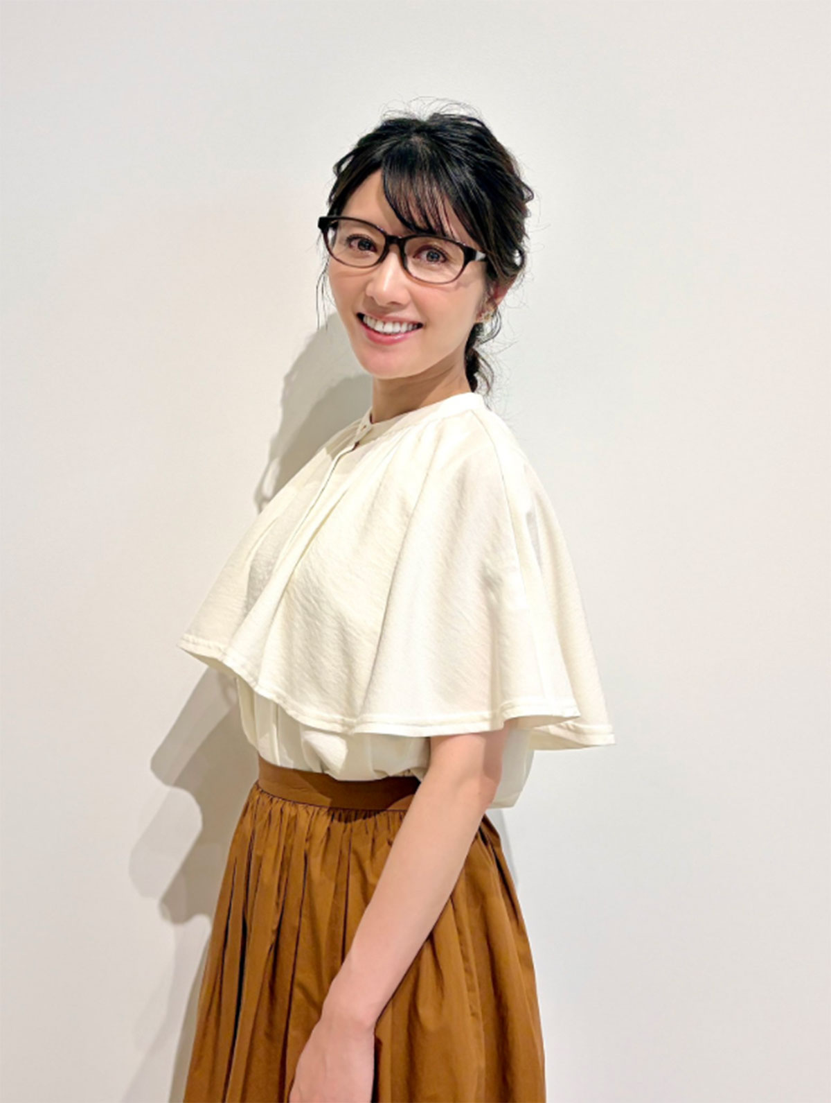 眼鏡姿を披露した気象予報士の久保井朝美（画像・8月26日投稿の『久保井朝美　気象キャスター（NHK総合）　著書『天気が変えた戦国・近世の城』Amazon1位』のX「＠asami_k920」より）