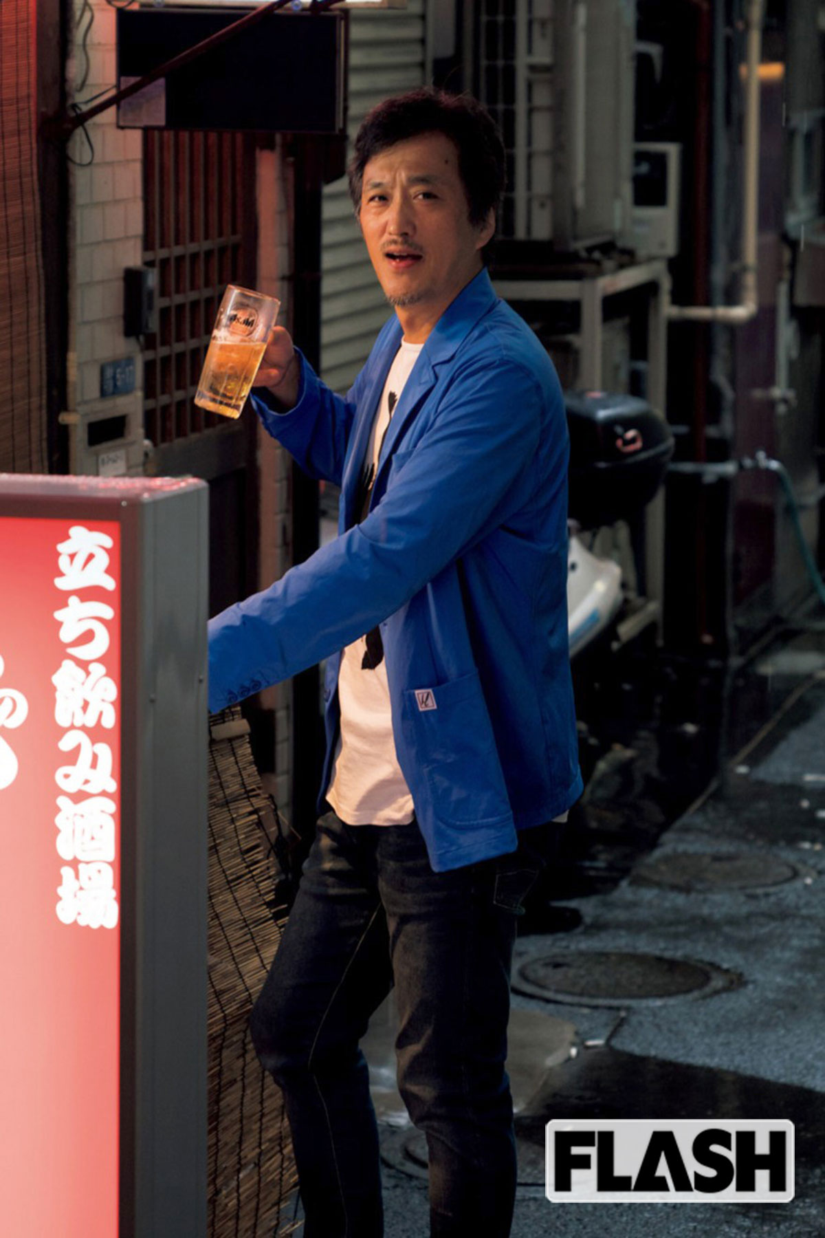 大鶴義丹は行きつけの立ち飲み店で、生ビールをグビリ!