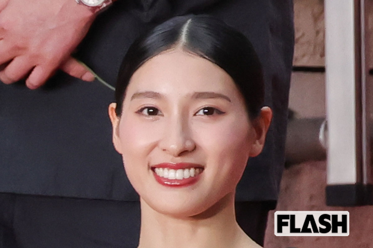 土屋太鳳、 “細身” きわだつワンショルドレス姿をキャッチ！　バラを持っ…