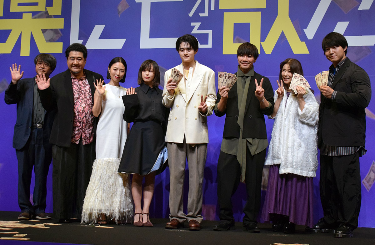 映画『藁にもすがる獣たち』の完成披露舞台あいさつに登場した森七菜（左から4人め）。“スカートめくり”風衣装にドキッとしたファンも多かったようだ