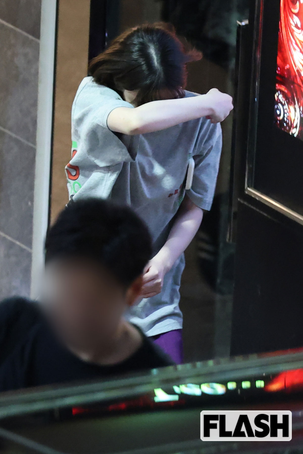 ラフなTシャツ姿で歌舞伎町のビルから出てくる永野芽郁